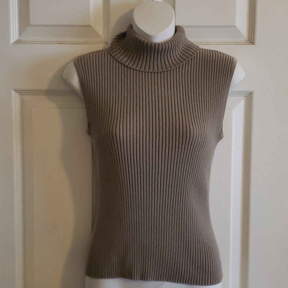 Sleeveless turtleneck sweater